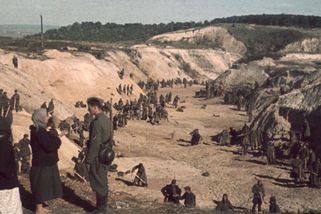 Vyšli z domovů s vírou, že odjíždějí. V rokli Babi Jar je čekal jeden z nejděsivějších masakrů - Médium.cz