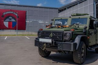 Armáda převzala šest nových vozidel Enok pro výsadkáře