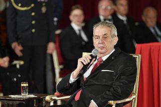 Politik nesmí být směšný, šťouchl Zeman do Pavla....