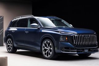 Nové vrcholné Audi přijíždí na scénu a samo vám otevře dveře: Luxus čtyř kruhů pro sedm v obřím balení - Garáž.cz
