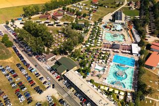 Na koupališti na Slovensku unikla neznámá látka, zdravotní potíže má sto lidí - Novinky