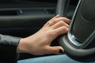 Chlapec ze Strakonicka sebral rodičům auto a odjel za kamarádem. Sjel s ním do příkopu a v klidu odkráčel - Novinky