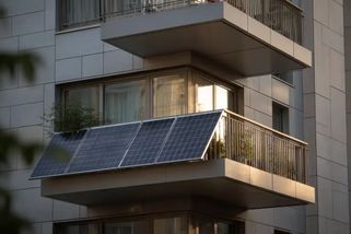 Investice za pár tisíc vyrábějící elektřinu: Má smysl pořídit fotovoltaiku na balkon, nebo to jsou vyhozené peníze?