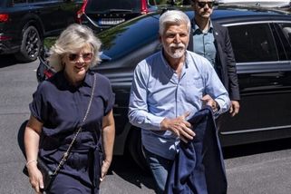 V jednoduchosti je krása. Eva Pavlová dorazila do Varů v košilových šatech a teniskách, stylista její outfit zhodnotil