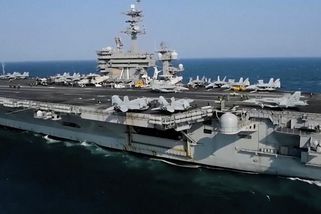 Posádka lodi USS Abraham Lincoln nemá přístup k základním potřebám - Novinky