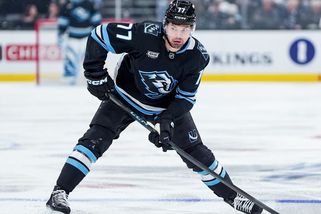 NHL | Pastrňák a spol. mají nového spoluhráče do útoku, přichází z Utahu - Sport.cz