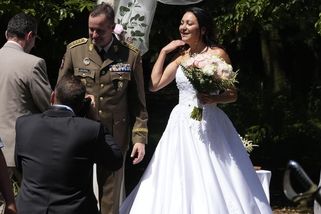 Svatba generála Řehky a poslankyně Opltové: Takhle jim to spolu slušelo! Nechyběl ani Ondřej Vetchý, šel za svědka