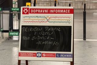 Muž zemřel po pádu pod metro na Smíchově - Novinky