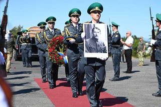 Do Kyjeva převezli ostatky lídra Organizace ukrajinských nacionalistů zavražděného Sověty - Novinky