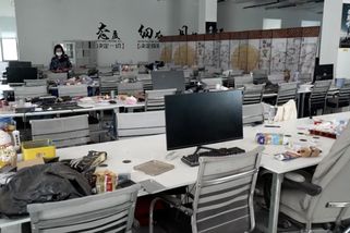 Jako nejtvrdší korporát. Za ostnatým drátem našli obří továrnu na podvody - Seznam Zprávy
