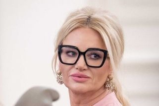 Monika Babišová na vodním skútru předvedla dokonalou postavu. Na pláži pak dráždila v růžových bikinách - Super.cz
