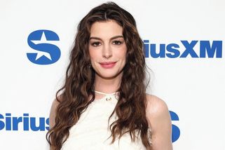 Tohle není roztomilé, zakryjte si to. Anne Hathaway v originálním modelu odhalila těhotenské bříško a nastal poprask - Super.cz