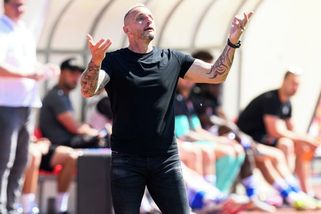 Trenérovi Dukly zakázali na střídačku. Potrestaný Šustr fandil polonahý v kotli - Sport.cz