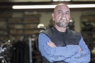 Janek (54): Dcera si našla frajírka z Prahy. Neumí ani zatlouct hřebík, natož se postarat o rodinu