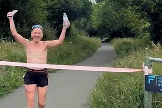 Statečná Louise (53) po dvojité mastektomii běhá nahá do půl těla. Nyní pokořila i ultramaraton!