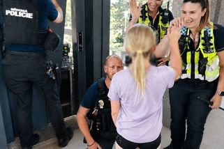 Se školačkou se zasekl v Pardubicích prosklený výtah, strážníci ho museli rozbít - Novinky