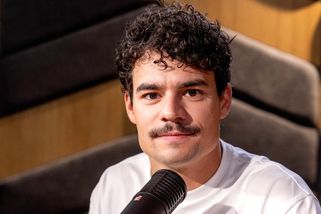 Žádný mladík, ale senior zralý na krmení holubů. Takhle bude vypadat Filip Březina za 45 let podle umělé inteligence