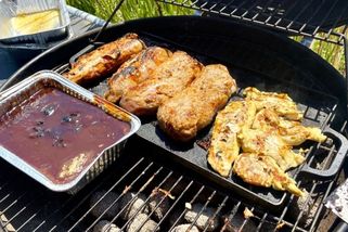 Položíte ji na rošt a z grilu je univerzální plotna. Litinová deska zvládne steak, sýr a stojí jen pár stovek
