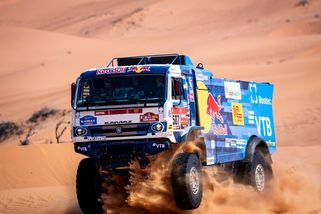 Kamaz se vrací pod ruskou vlajkou na Dakar. FIA zrušila sankce vůči Rusku i Bělorusku