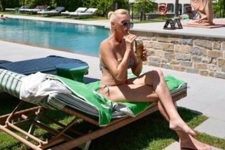 Mladší ženy by jí mohly závidět. Helena Vondráčková ukázala v Itálii postavu v plavkách