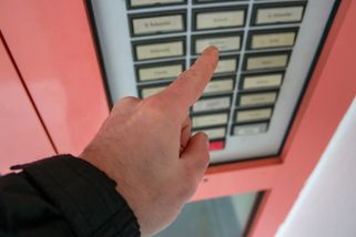 Při kontrole nemocenské stačí být ve sprše nebo přeslechnout zvonek. Pak začíná složitý boj o peníze