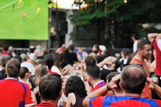 MS fotbal | Rozčarovaní čeští fanoušci zasypali projekční plochu gumovými míčky - Sport.cz
