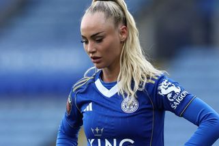 Nejdřív dostal červenou kartu, pak se mu nejkrásnější fotbalistka světa ukázala v bikinách