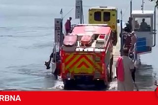 Spěchali ke zraněnému dítěti. Hasiči a záchranáři využili přívoz, ušetří až 15 minut