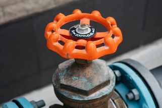 Evropě hrozí energetická krize. Některé státy začaly opět kupovat ruský plyn
