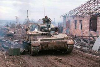 „Dojezdili jsme,“ přiznávají ruští tankáni. Ukrajinské drony už ani nepotřebují pilota, samy si vyberou slabé místo a tank zničí