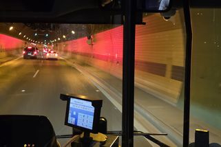 První jízda tunelbusem: Preference udělala z autobusů nové metro, linka však má i svá kritická místa