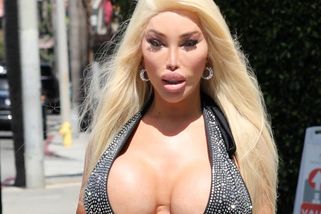 Za dne je to snad ještě větší nářez: Plastiková královna Jessica Alves v průsvitné látce odhalila své boule místo boků - Super.cz