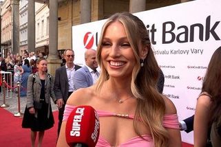 Tahle róba nic neodpouští: Karolína Mališová vyrazila na párty v tak odhaleném modelu, že připomínal plavky - Super.cz