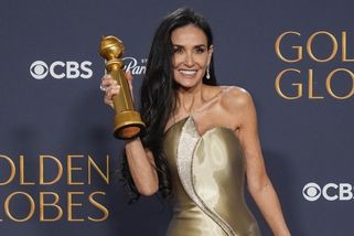 Fanoušky znechutilo video, na němž Demi Moore vášnivě líbá patnáctiletého chlapce. Odeberte jí Glóbus, volají - Super.cz