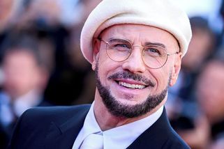 Je to vůbec on? John Travolta k nepoznání. Viditelně omládl a zbavil se umělých vlasů! - Proženy.cz