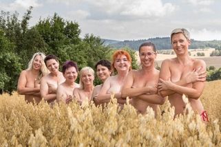 Dobrovolné hasičky z Domažlicka sundaly podprsenky. Chtějí podpořit nemocné - Novinky