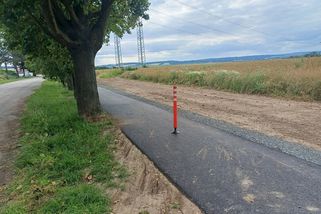Vandal šel na sloupek na cyklostezce u Těšetic s úhlovou bruskou. Řádí zde opakovaně