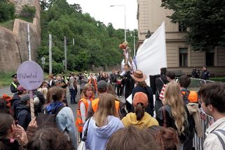 „Vládo, probuď se“. Před sídlem kabinetu protestovali studenti s budíky - Novinky