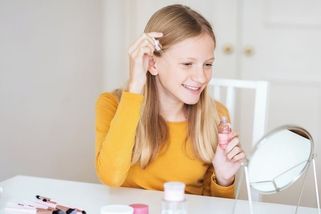 Dětská skincare za tisíce korun. Videa na sítích propagují desítky dráždivých látek