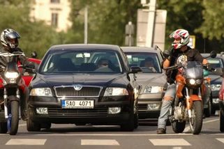 Předjíždění kolon na motorce: Ministerstvo dopravy konečně objasnilo, co se smí a co už ne