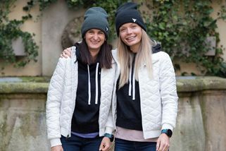 Tuhle krásku má doma Martina Sáblíková. Nikola Zdráhalová ukázala další foto ze svatby. V průsvitné krajce byla za kočku - Super.cz