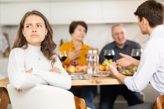 ŽENA-IN - Partnerovi rodiče mě nesnášejí jen proto, že mám dceru z předchozího vztahu, zoufá si Jitka