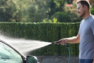 Špatné mytí auta před vlastním domem je nelegální a hrozí za něj tučné pokuty