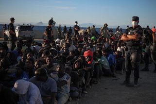 Stovky migrantů, kteří nedávno pronikli do Ceuty, na pláži volají po azylu - Seznam Zprávy