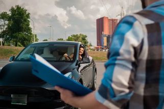Učitel autoškoly: „Dnešní mladí neumí ani zařadit jedničku, ale chtějí hned jezdit v BMW“
