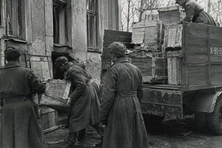 Trofejní smlouva z roku 1945. Sověti spolu s válečnou kořistí odváželi i československý majetek - Médium.cz