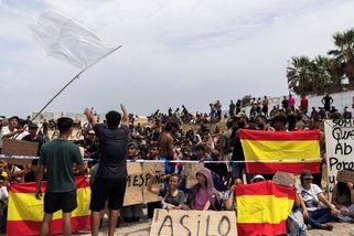Nechceme se vracet. V Ceutě protestovaly stovky migrantů - Novinky