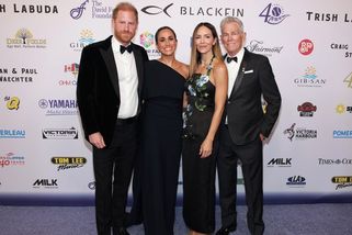 Hups! Meghan zůstala stát s nataženou rukou: Blízký přítel Harryho ji na červeném koberci přešel bez povšimnutí - Super.cz