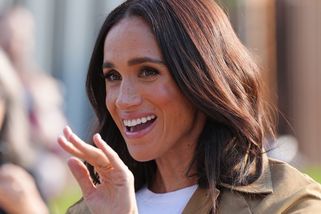 Meghan zase obvinili, že napodobuje Dianu. V černých plavkách oslavila narozeniny skokem do bazénu - Super.cz