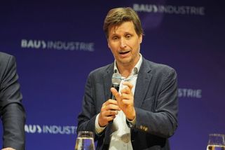 Peníze rozfofruje, efekt to nepřinese. Ekonom se pustil do německého ministra obrany - Novinky